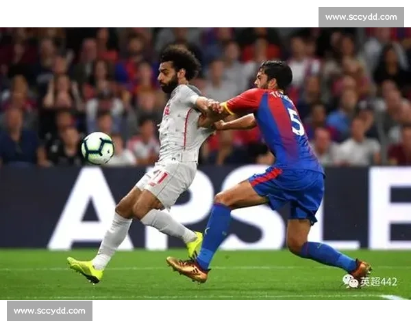 宽萨捧起欧青赛冠军奖杯！红军生涯完美谢幕